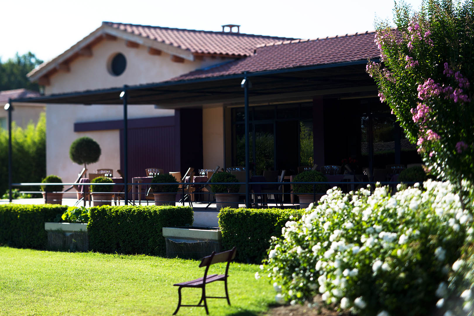 Vue de l'hôtel depuis le jardin - Hôtel Restaurant Domme - L'Esplanade