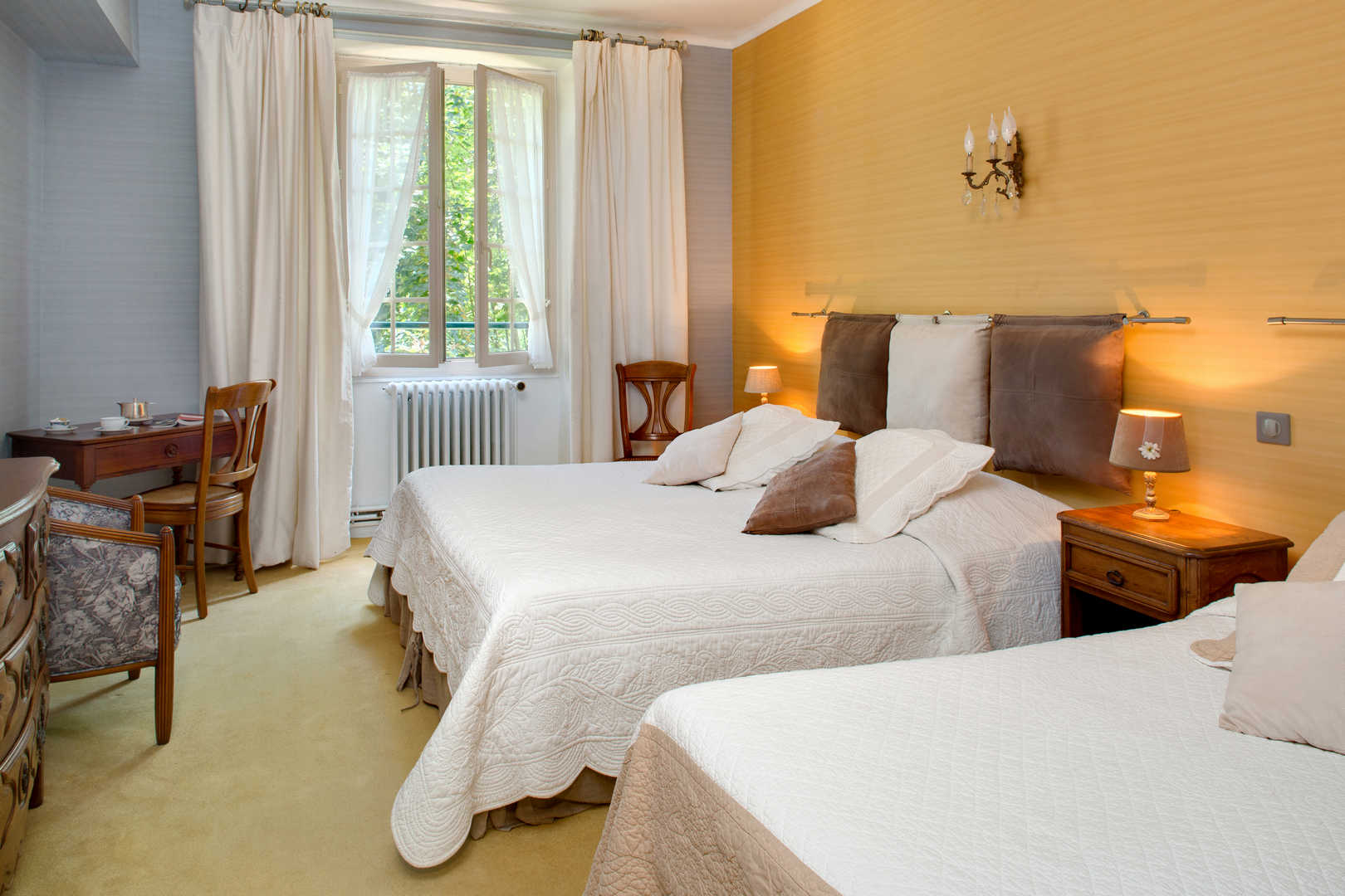 Vue intérieure sur une chambre avec double lit dans l'hôtel de charme en Dordogne, l'Esplanade