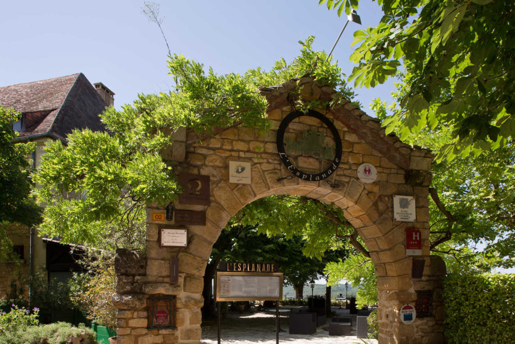 Vue sur l'arche d'entrée en pierre de l'hôtel l'Esplanade