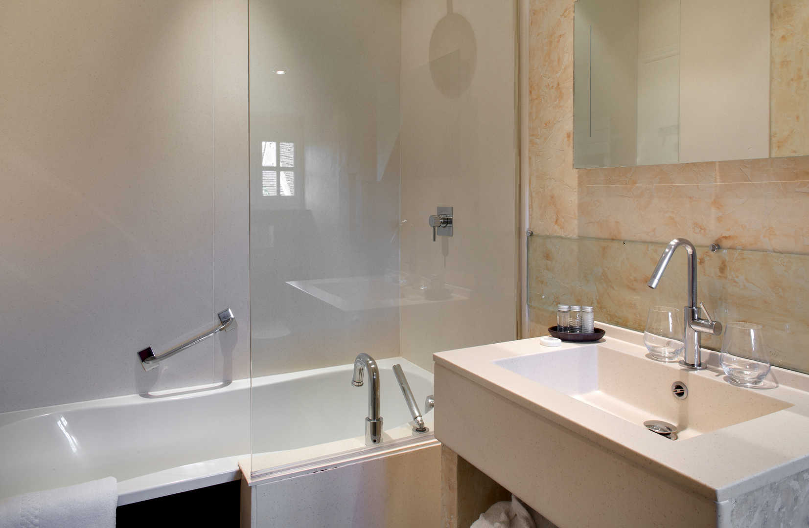 Vue intérieure sur une salle de bain avec baignoire à l'Esplanade, hôtel de charme en Dordogne