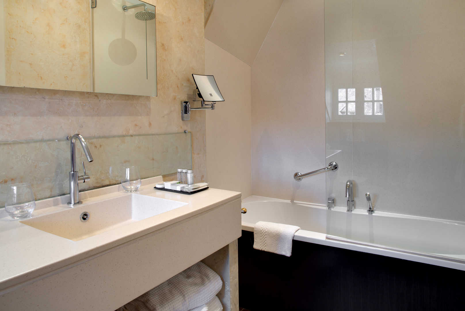 Vue intérieure d'une salle de bain avec baignoire dans l'hôtel de charme en Dordogne, l'Esplanade