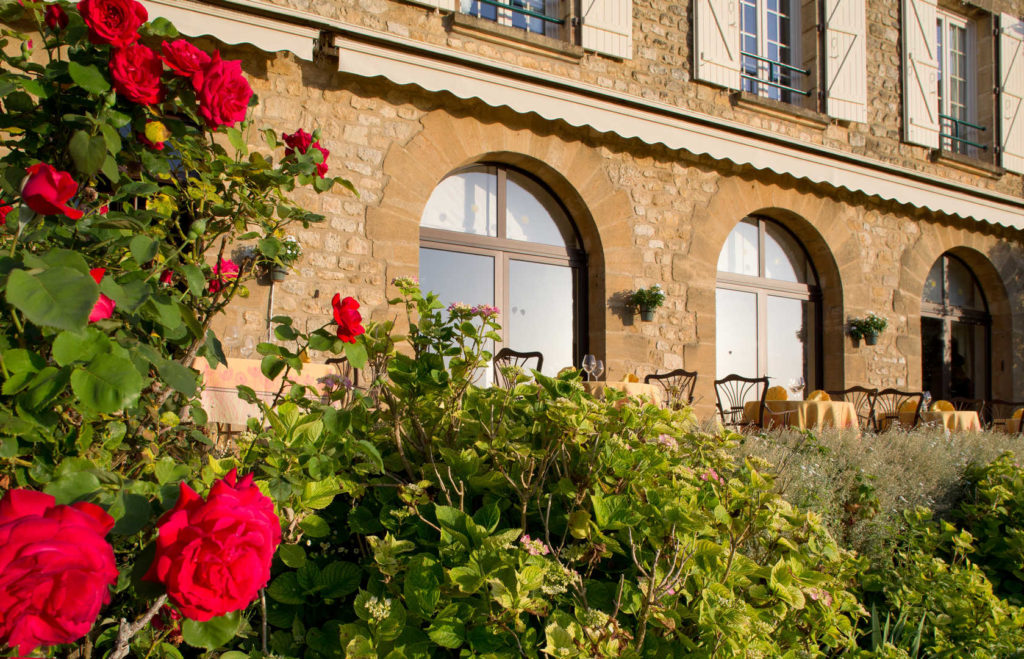 Vue extérieure sur la facade en pierre de l'Hôtel L'Esplanade