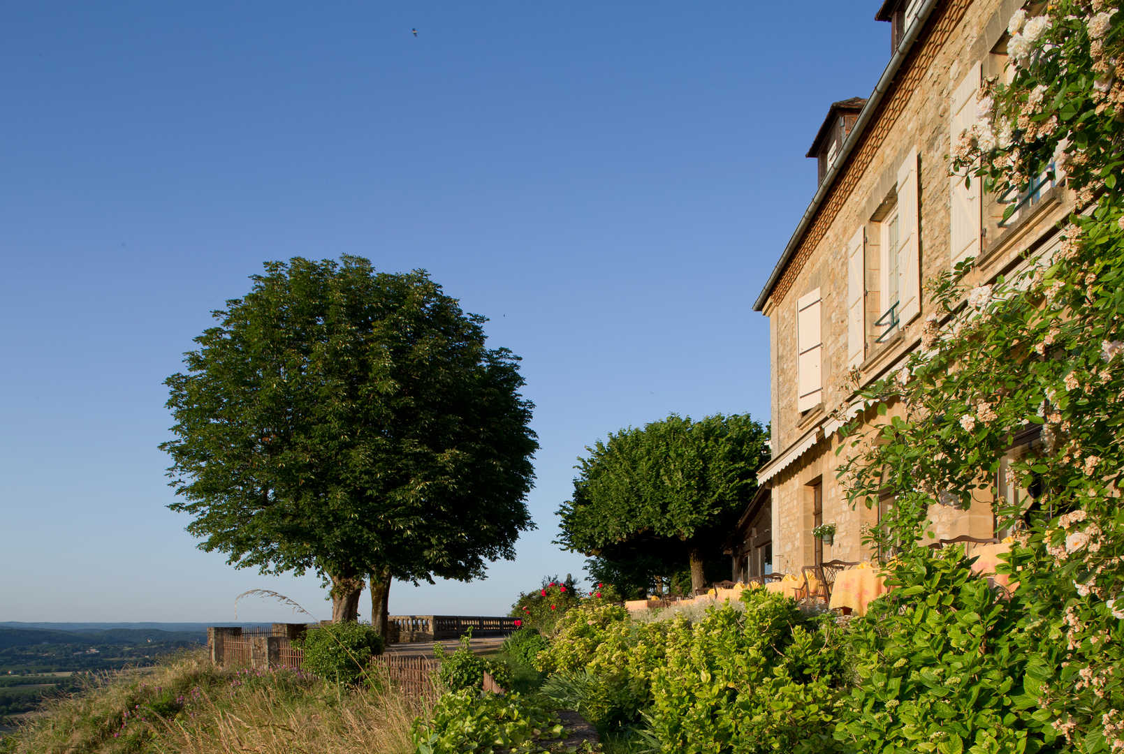 Vue sur l'extérieur de l'hôtel l'Esplanade dans le Périgord