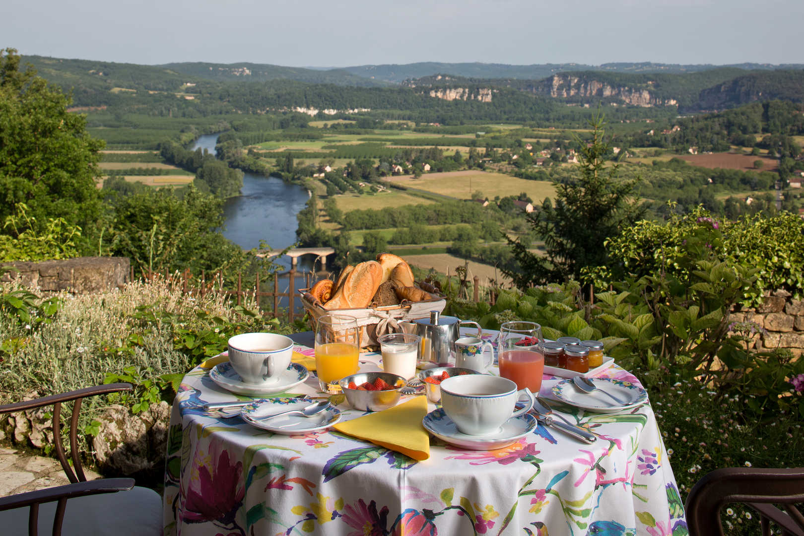 Vue extérieure sur la terrasse du restaurant de l'hôtel en Périgord, Domme - Hôtel L'Esplanade