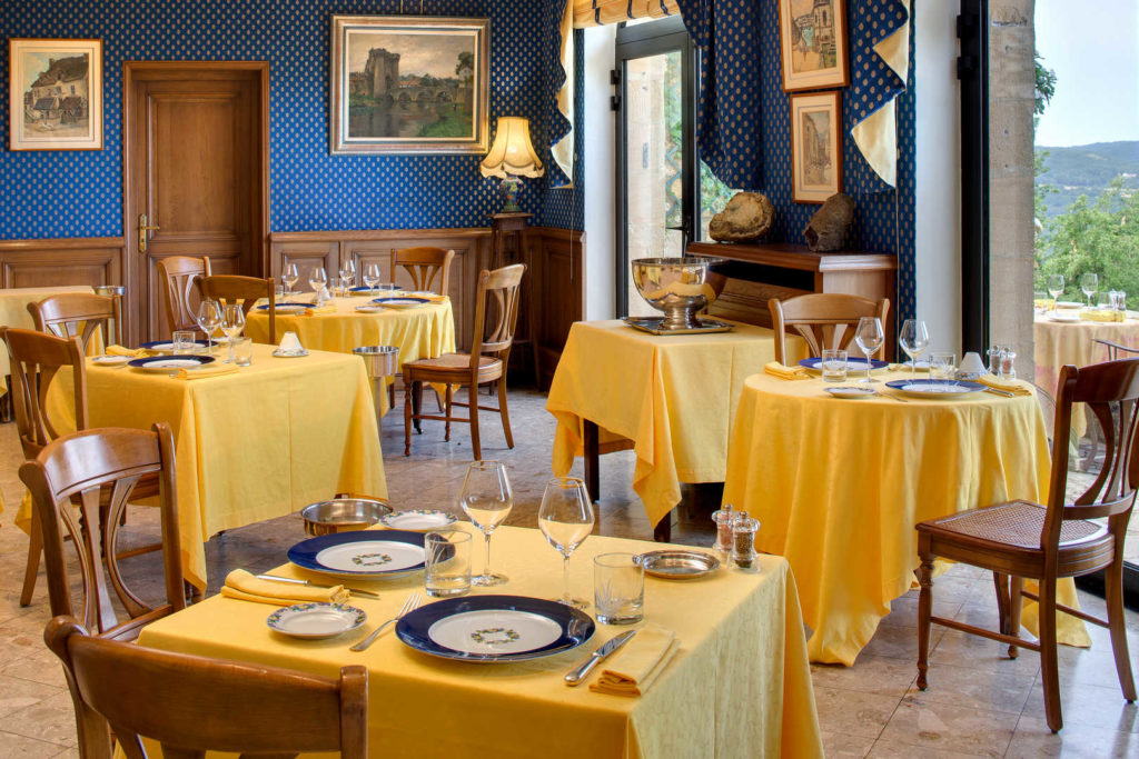 Vue sur la salle du restaurant de l'hôtel en Périgord, Domme - Hôtel L'Esplanade