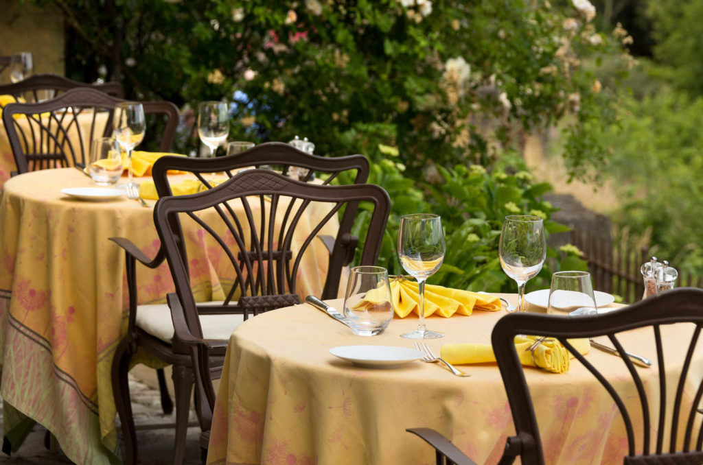 Vue sur la terrasse de l'hôtel l'Esplanade, restaurant à Domme, dans le Périgord Noir.