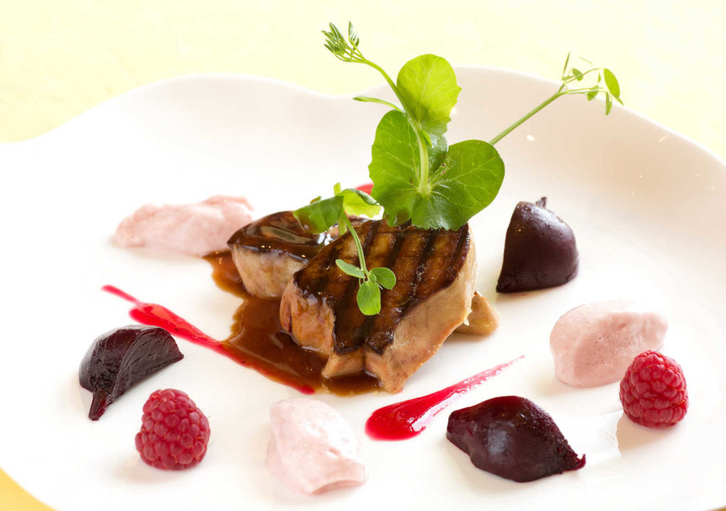 Vue sur un plat de viande dans une assiette dressée dans le restaurant de l'hôtel l'Esplanade à Domme