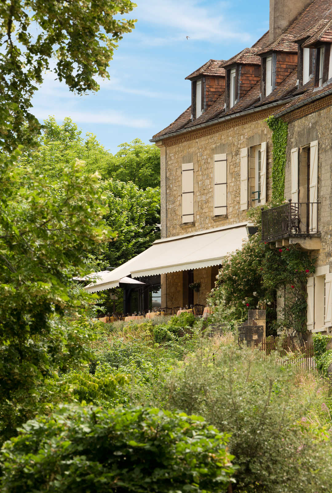 Vue sur la végétation bordant l'hôtel de l'Esplanade en Dordogne