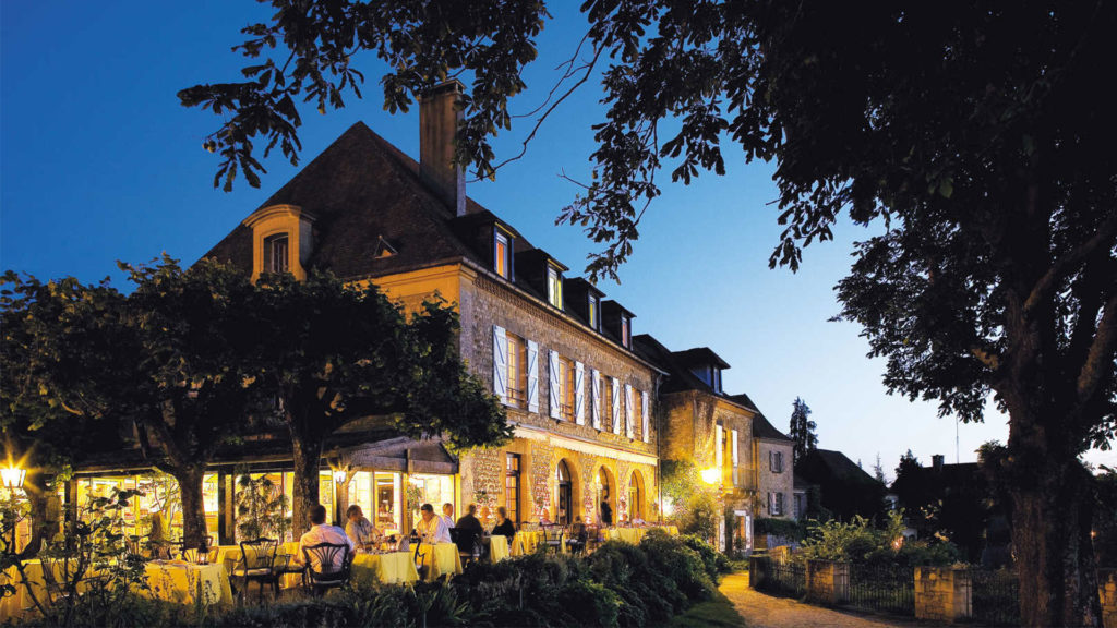 Vue de nuit de la façade de notre hôtel dans le Périgord à Domme - Hôtel L'Esplanade