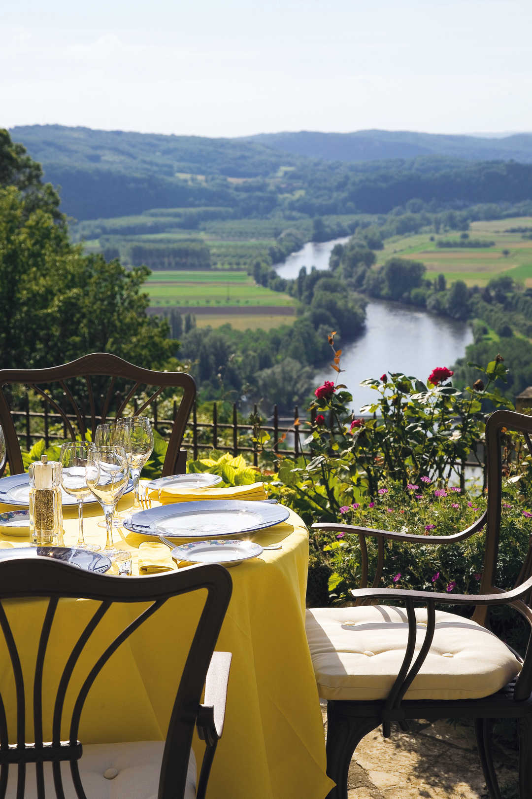 Vue extérieure sur la nature bordant l'hôtel l'Esplanade, restaurant à Domme.