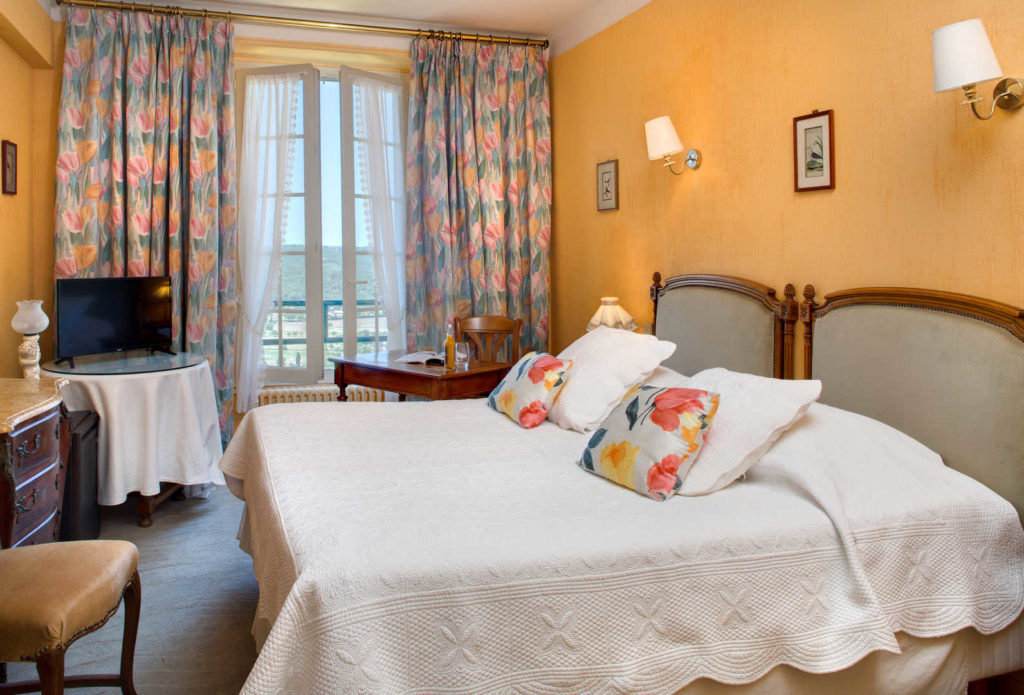 Vue intérieure sur une chambre avec lits doubles dans l'hôtel l'Esplanade.