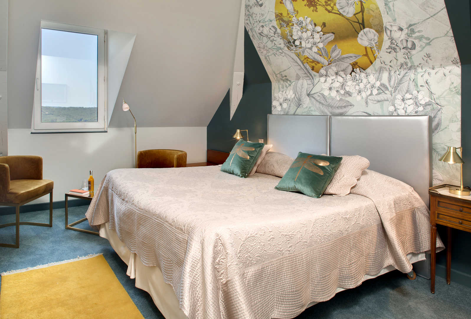 Vue intérieure sur le grand lit confortable d'une chambre de l'hôtel l'Esplanade en Dordogne