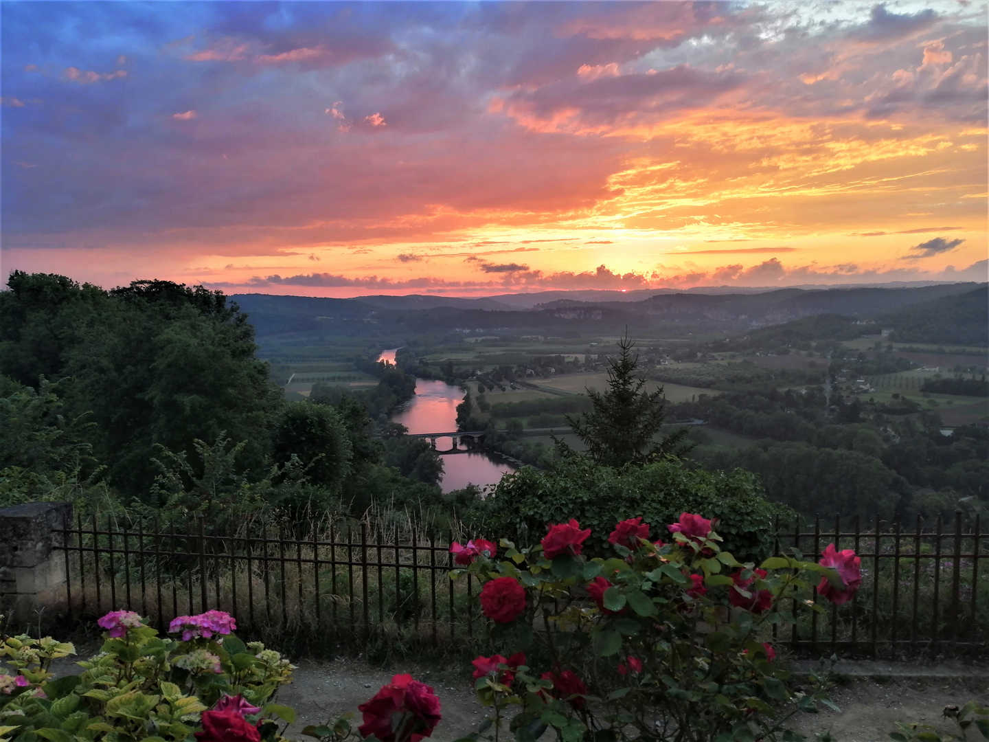 Vue sur un couché de soleil lors d'un séjour dans le Périgord Noir en Dordogne