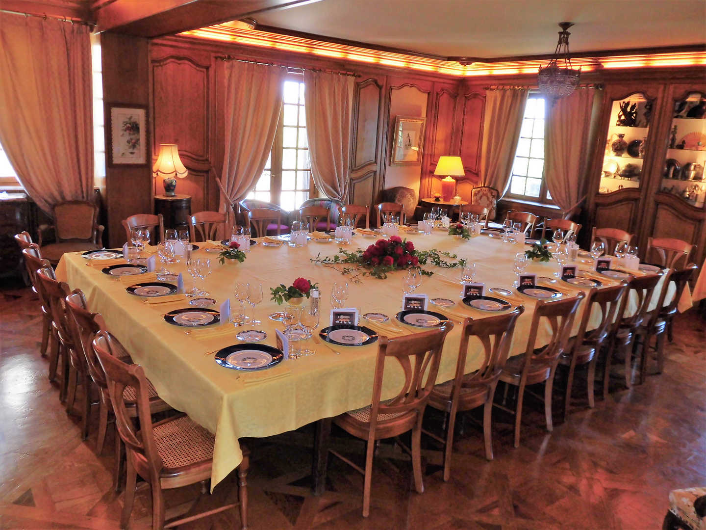Grande table à manger pour un évènement au sein de l'hôtel L'Esplanade