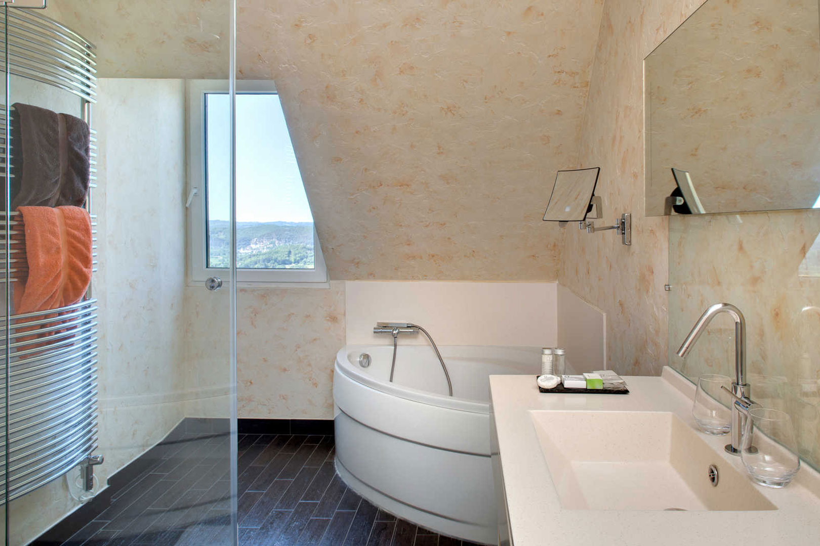 Vue intérieure sur une salle de bain avec baignoire d'angle dans l'hôtel l'Esplanade