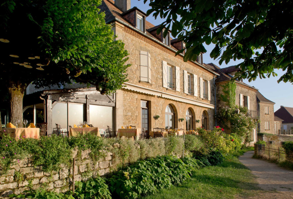 Vue sur la façade extérieur de l'hôtel de charme dans le Périgord Noir - l'Esplanade