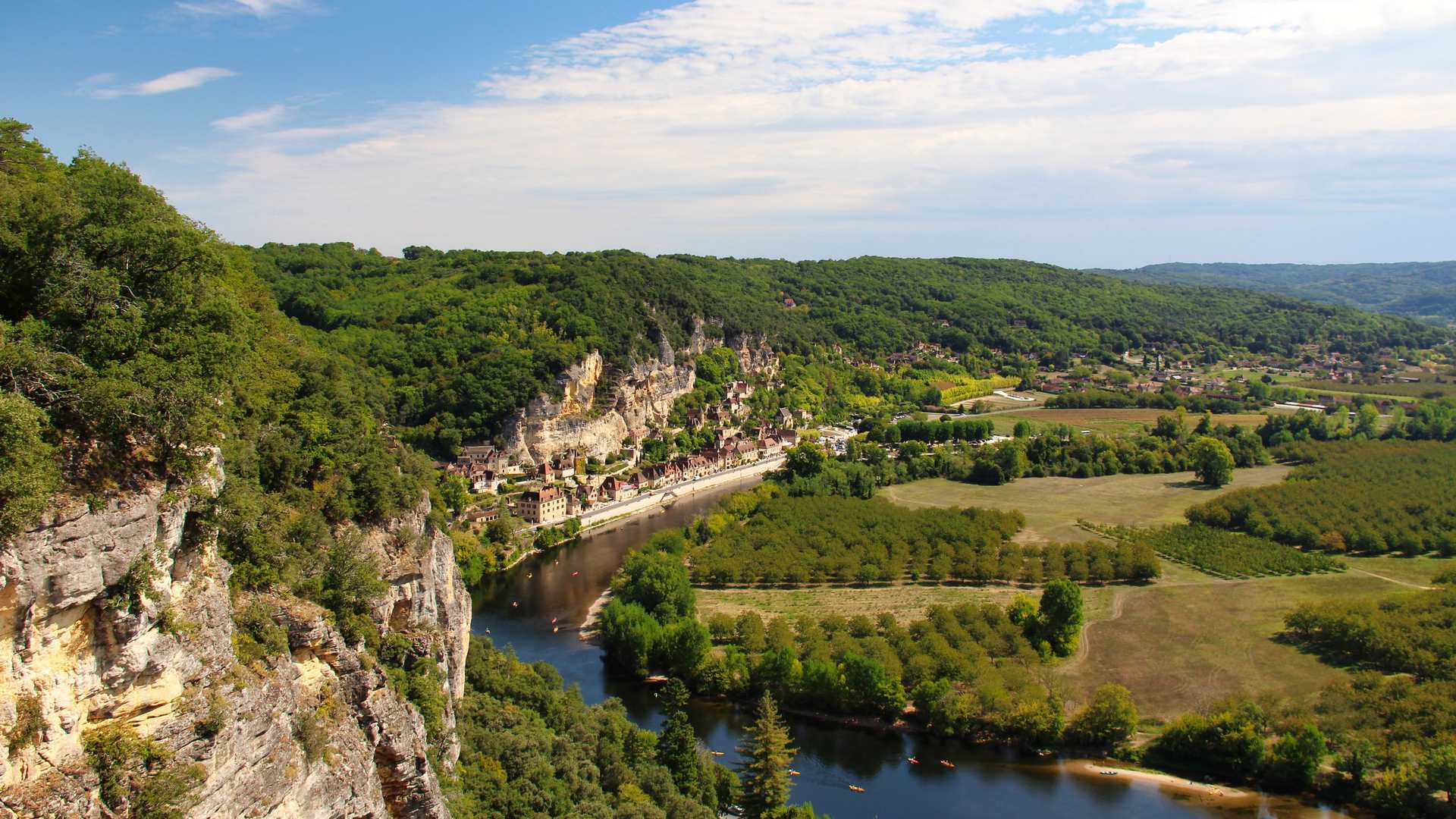 Vue sur la verdure et un cour d'eau lors d'un séjour dans le Périgord