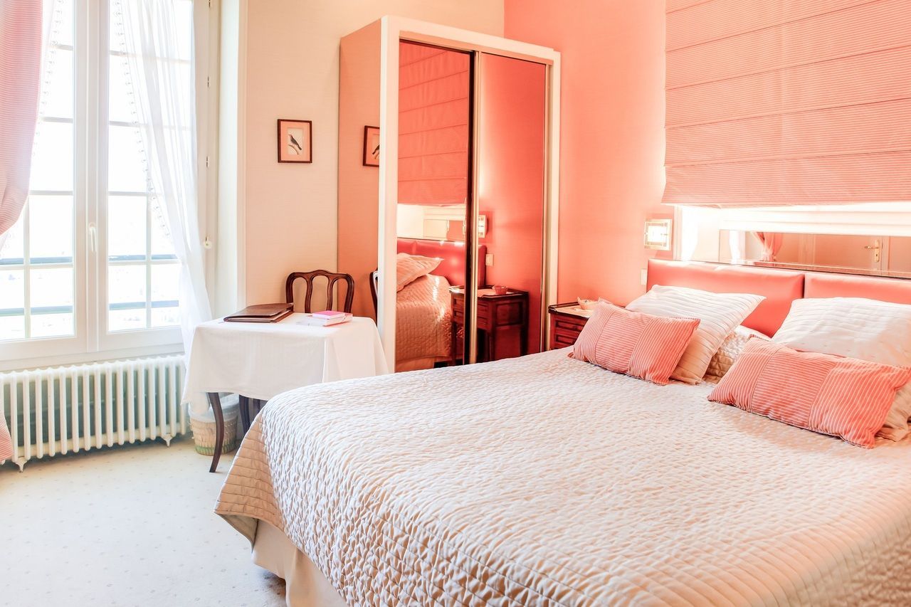 Vue intérieure sur une chambre rose au sein de l'hôtel L'Esplanade